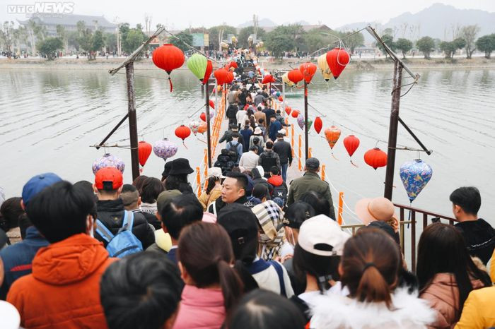 Du khách đổ về ngôi chùa lớn nhất Việt Nam